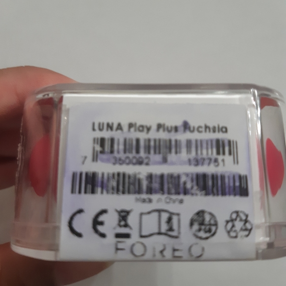 New! Foreo Luna play plus in fuchsia - Picture 3 of 3